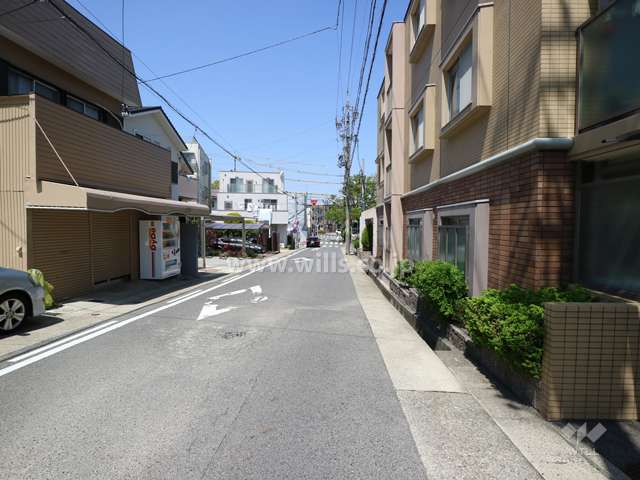 敷地西側の前面道路