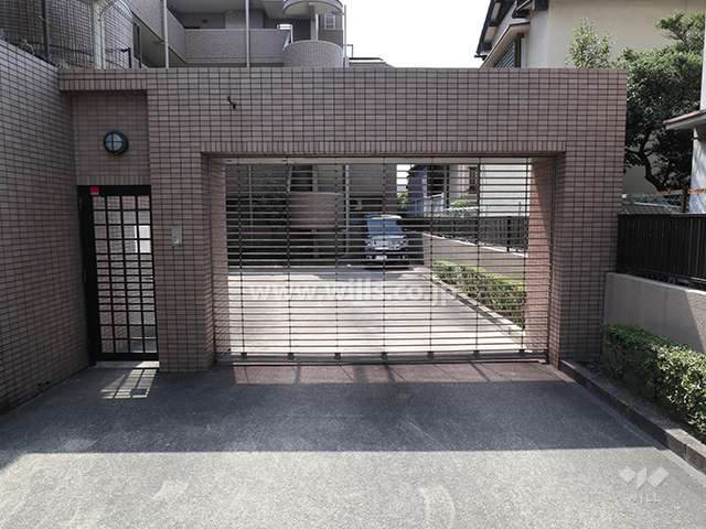 駐車場出入り口(リングシャッター付き)