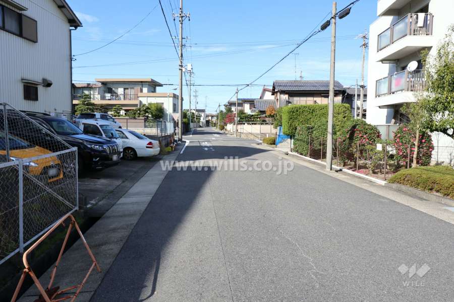 敷地西側の前面道路