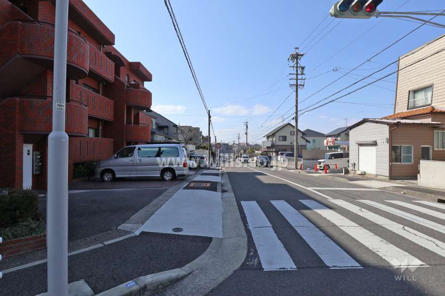 物件の北側前面道路（東側から）