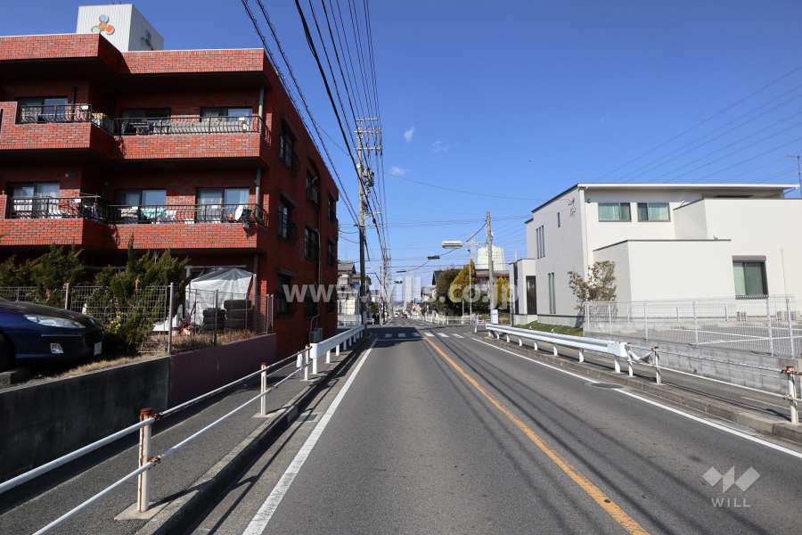 物件の東側前面道路（南側から）