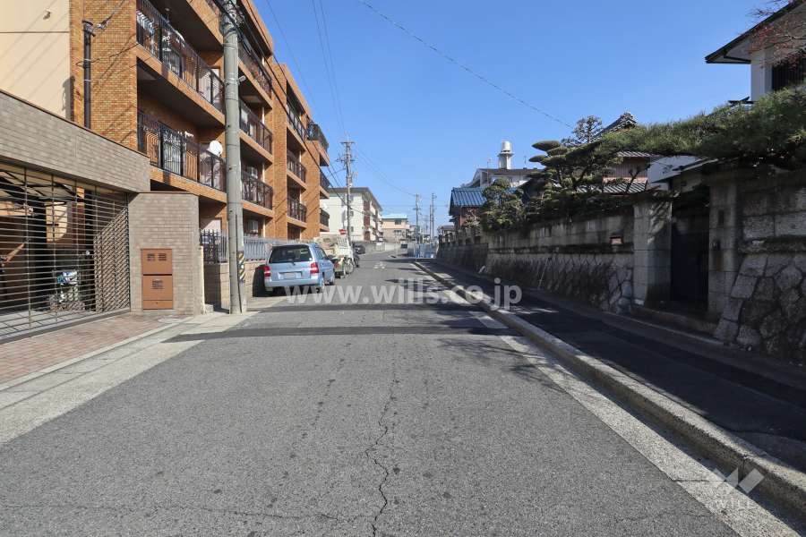 物件の南側前面道路（西側から）