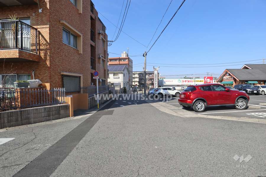 物件の東側前面道路（南側から）