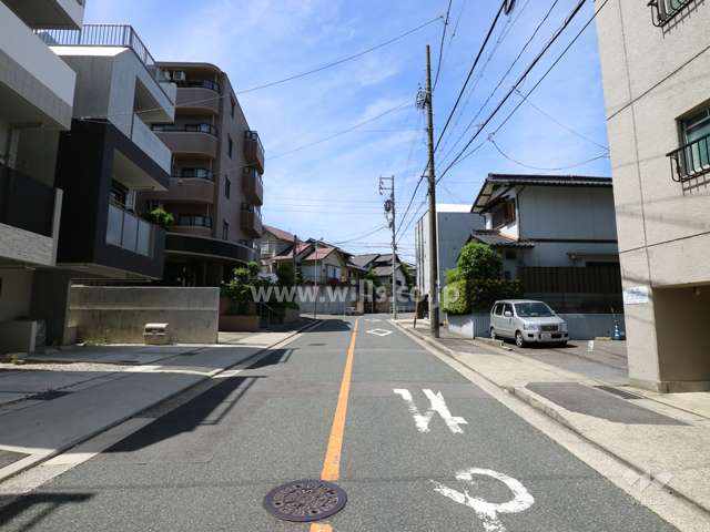 敷地の南西側前面道路（南東側から）