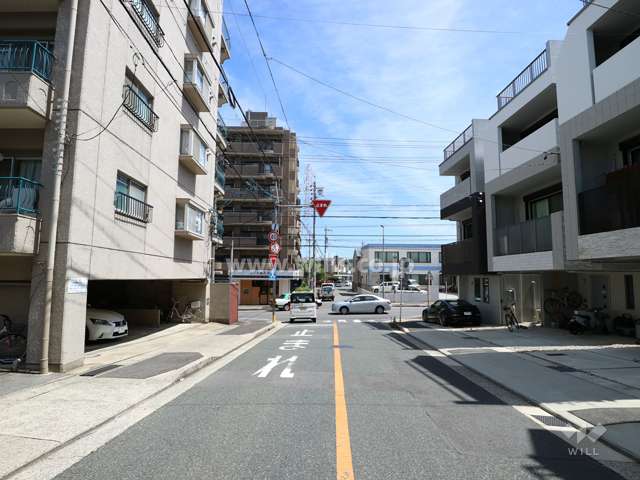敷地の南西側前面道路（北西側から）
