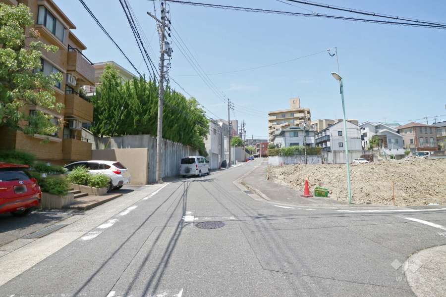 敷地北側の前面道路（東側から）