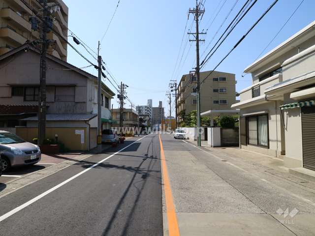 物件の北側前面道路（東側から）