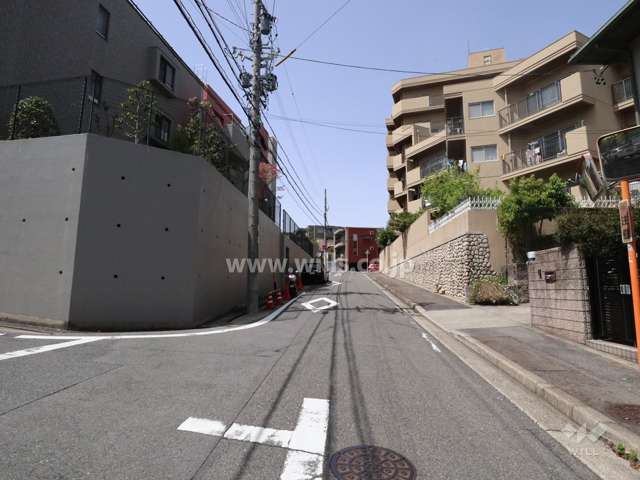 敷地南側の前面道路（東側から）