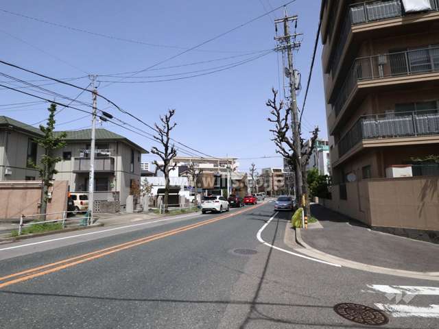 敷地西側の前面道路（南側から）