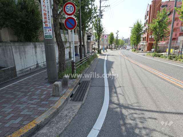 敷地西側の前面道路