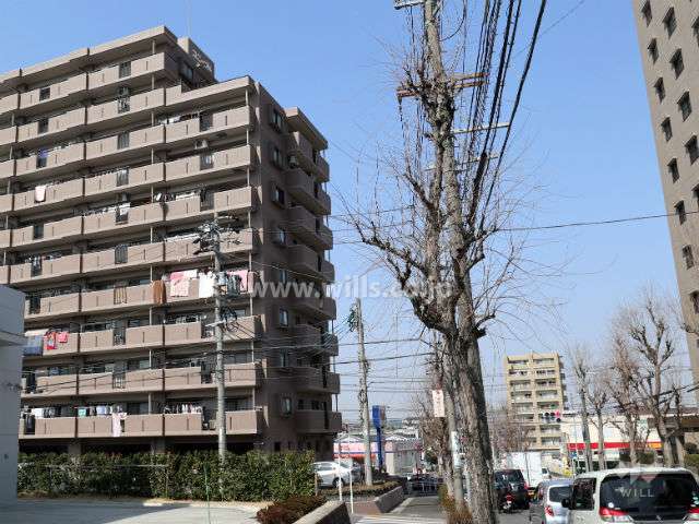 ユニーブル藤ヶ丘の外観（南東側から）と正面道路