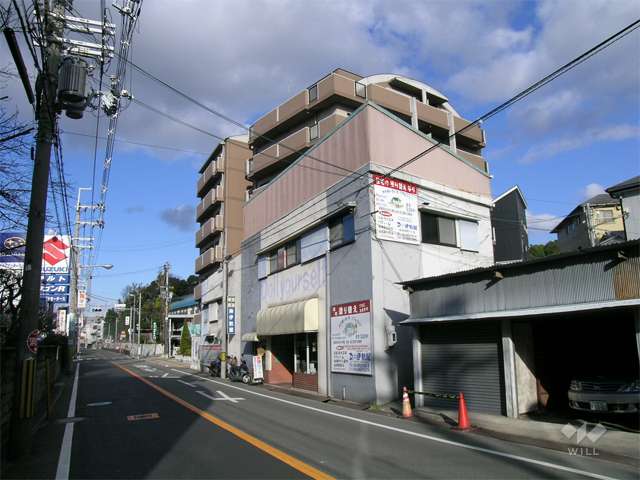前面道路は二車線のバス通り