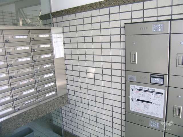 宅配ボックス付きの共用ポスト