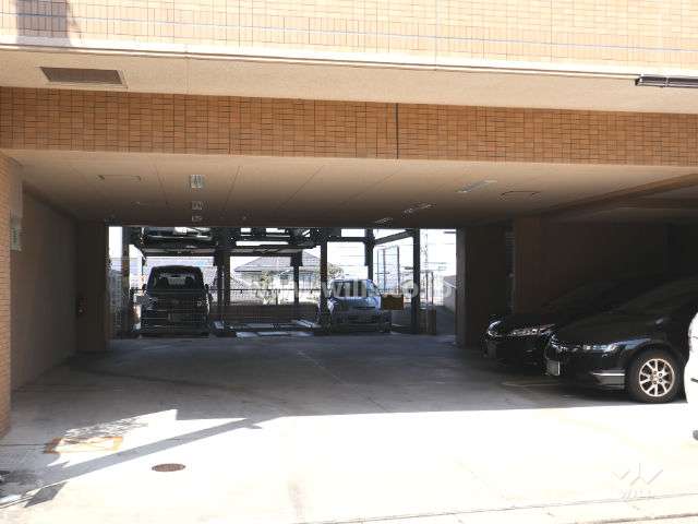 敷地内駐車場（屋内平面式　屋外機械式）