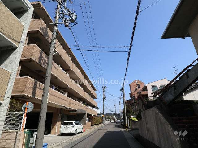 クレメント藤が丘の正面道路