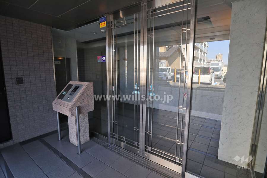 エントランスはオートロック付きです。