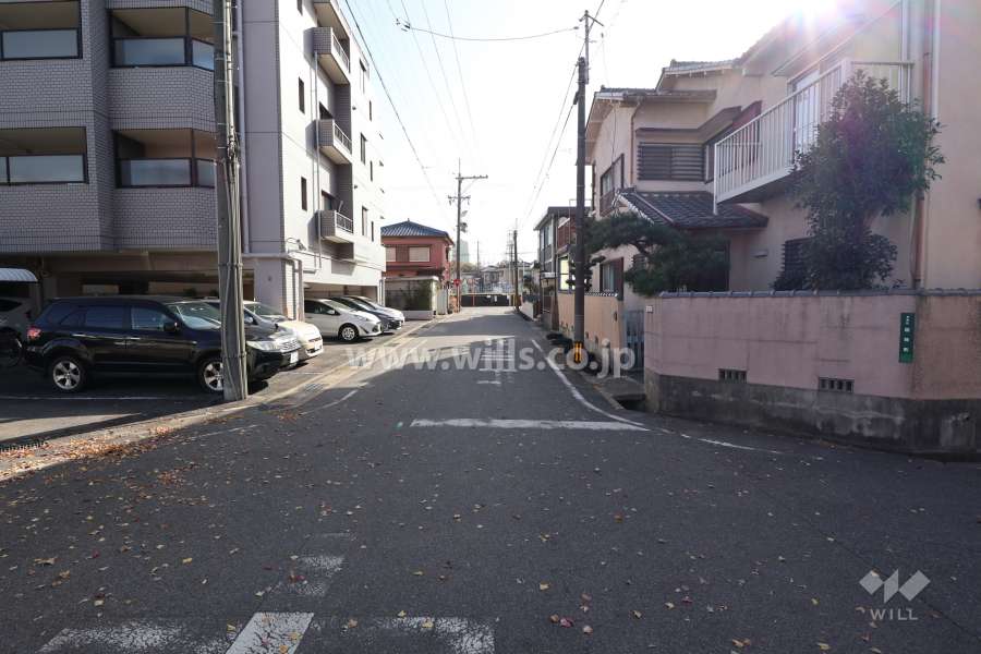 敷地西側の前面道路