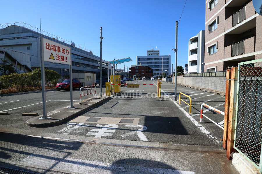 敷地南側に豊中市役所の駐車場があります。