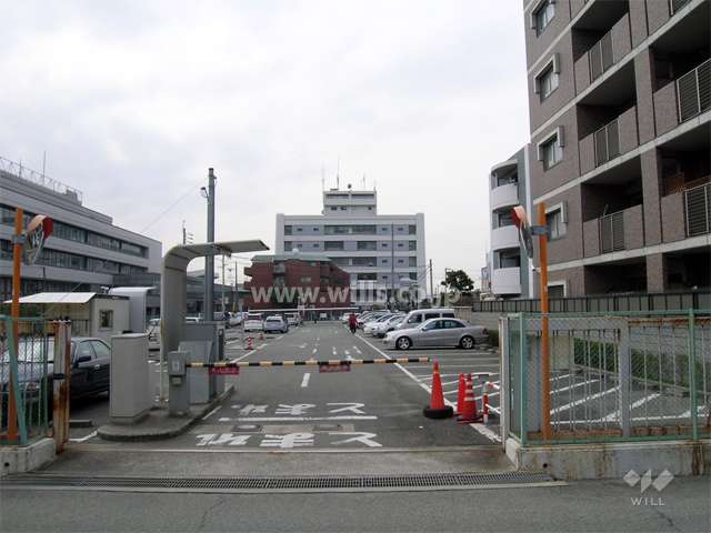 敷地の南側は豊中市役所の駐車場です。