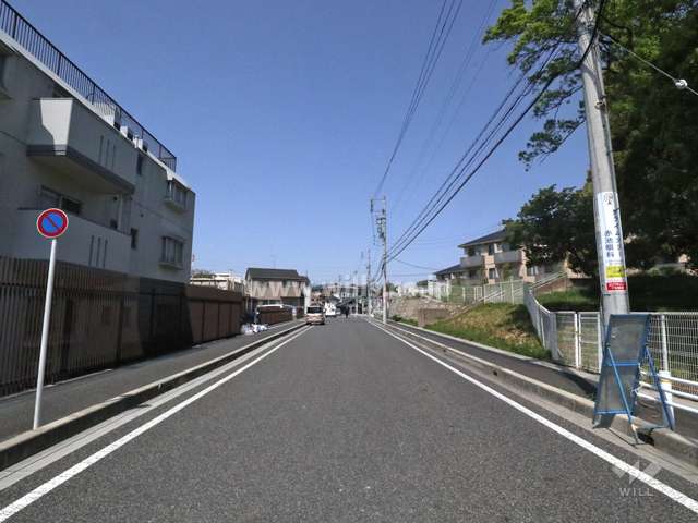 物件の北側前面道路（東側から）