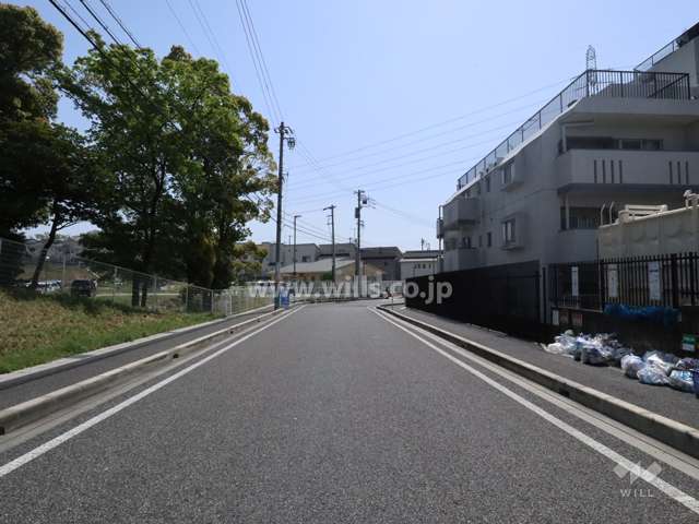 物件の北側前面道路（西側から）