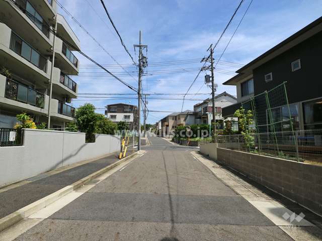 敷地の南側前面道路（西側から）