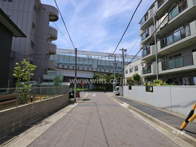 敷地の南側前面道路（東側から）