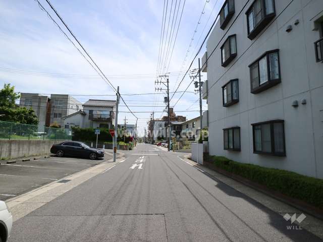敷地の東側前面道路（北側から）