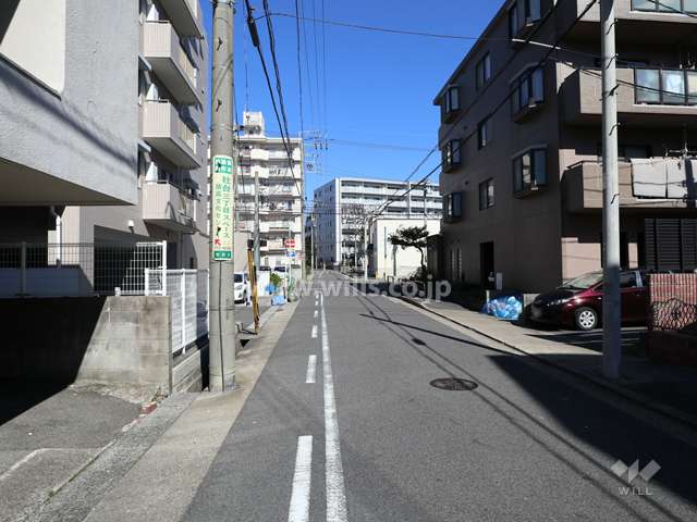 敷地西側の前面道路