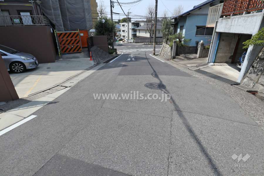 敷地北側の前面道路（東側から）