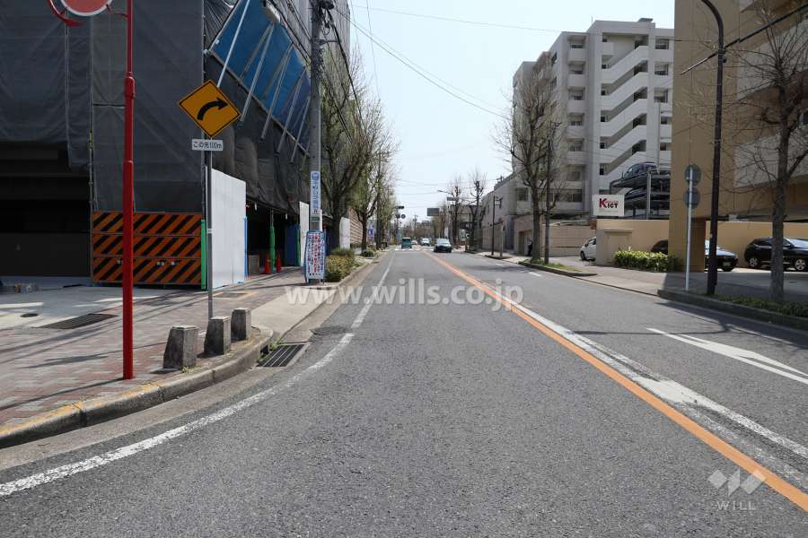 敷地南西側の前面道路（北西側から）