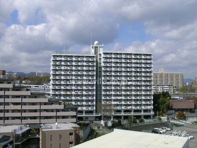 千里ロイヤルマンションの外観（南側から）