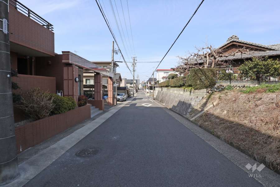 敷地東側の前面道路（南側から）