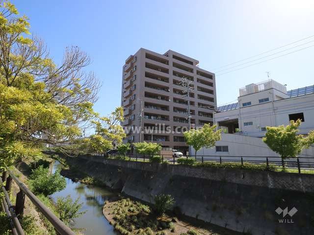フレストスクエア名東神里の遠景。敷地西側には植田川が流れています。