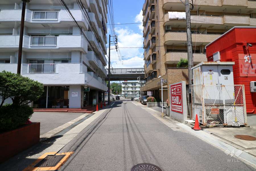 敷地東側の前面道路（南側から）