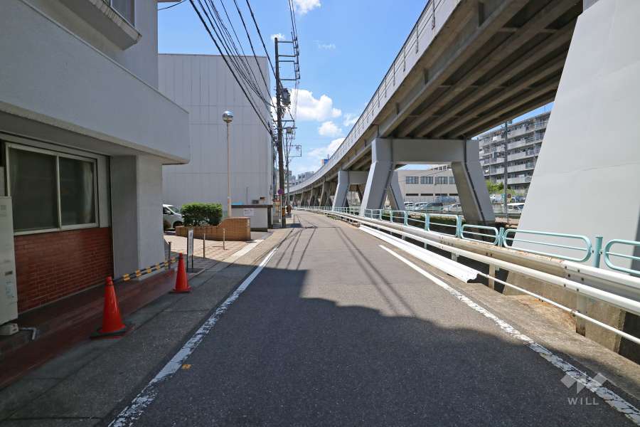 敷地北側の前面道路（東側から）