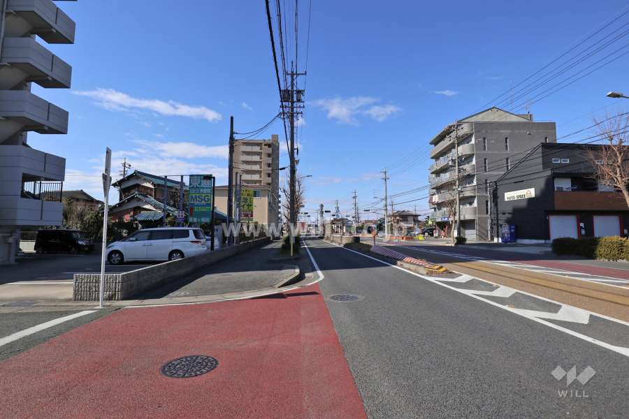 敷地北側の前面道路（東側から）