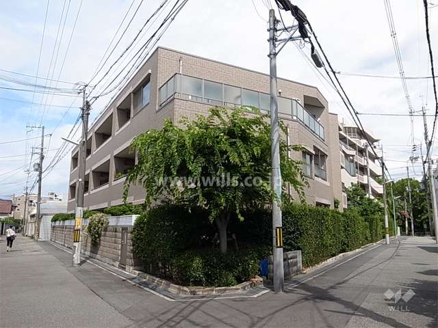 ゾン豊中本町5丁目の外観（南東から）　敷地の南、北東、北西の3方が道路に面しています。