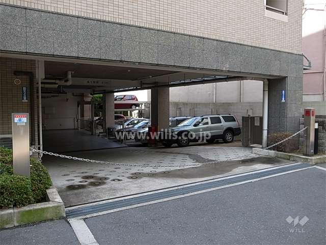 敷地内駐車場（ロボットゲート付き）　平面式と機械式とがあります。