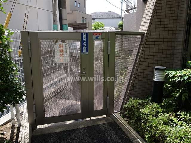 駐輪場の入り口に扉が付いています。