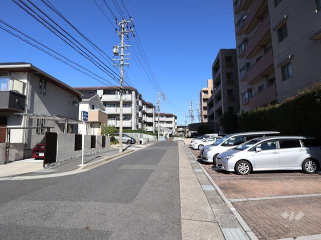 敷地西側の前面道路