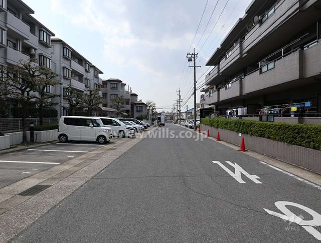 南側前面道路(東側から)