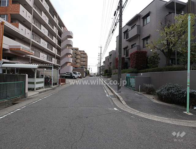 東側前面道路(南側から)