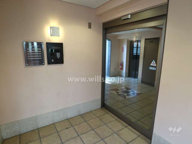 エントランスはオートロック付きです。