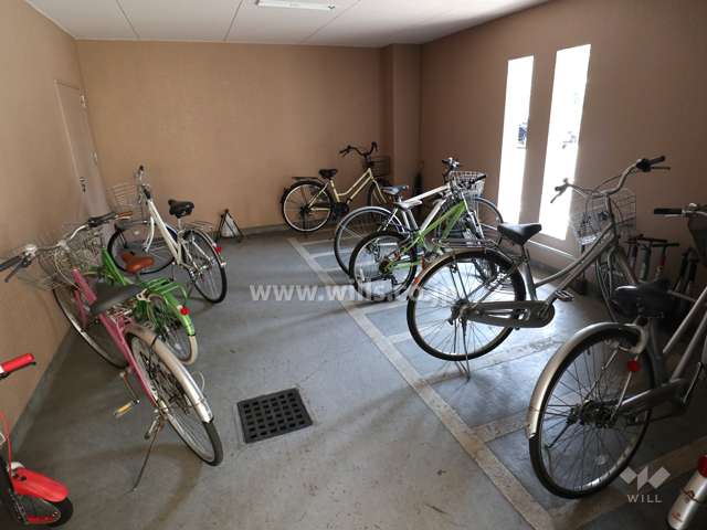 屋内に設けられた駐輪場