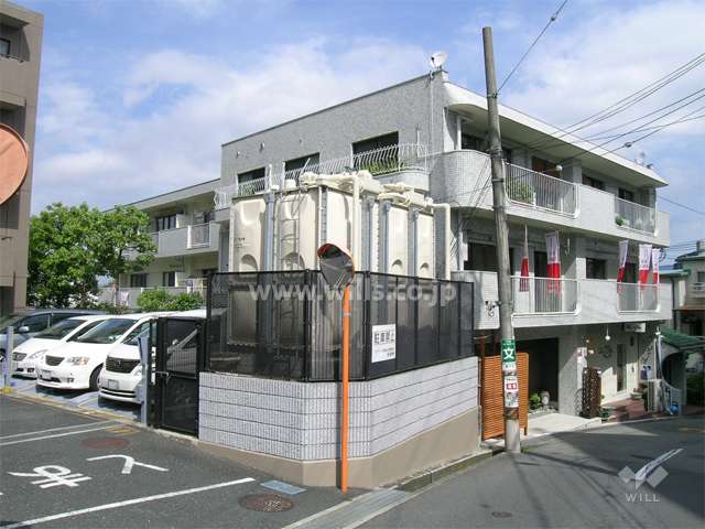 敷地の南側は隣接するマンションの駐車場です。