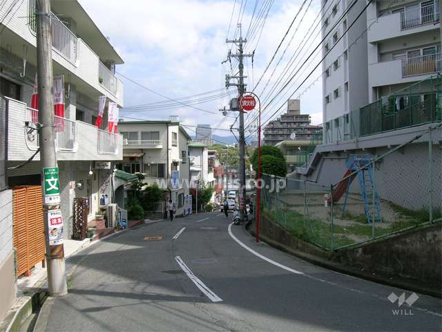 前面道路は坂道です。