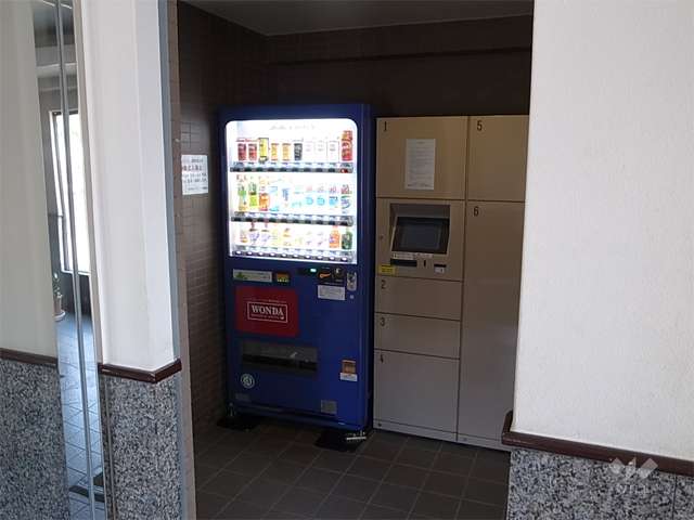 エントランスにある宅配ボックスと自動販売機