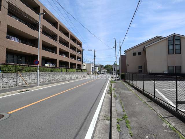 敷地の南側前面道路(西側から)