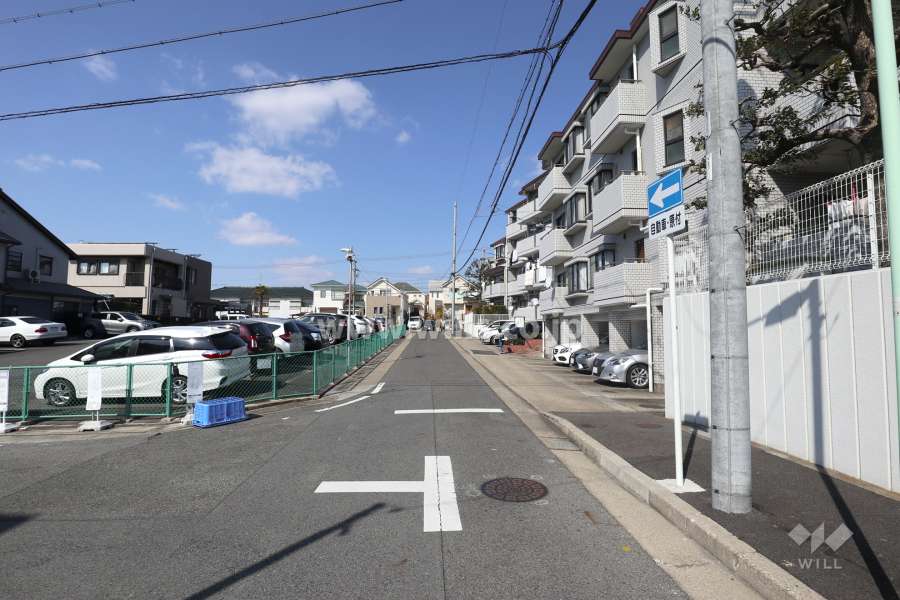 物件の西側前面道路（南側から）